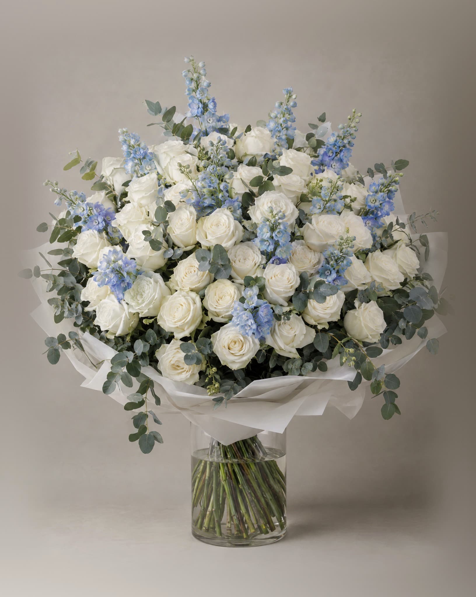 The Spanish River, rosas blancas y delphinium azul, tamaño Lujo