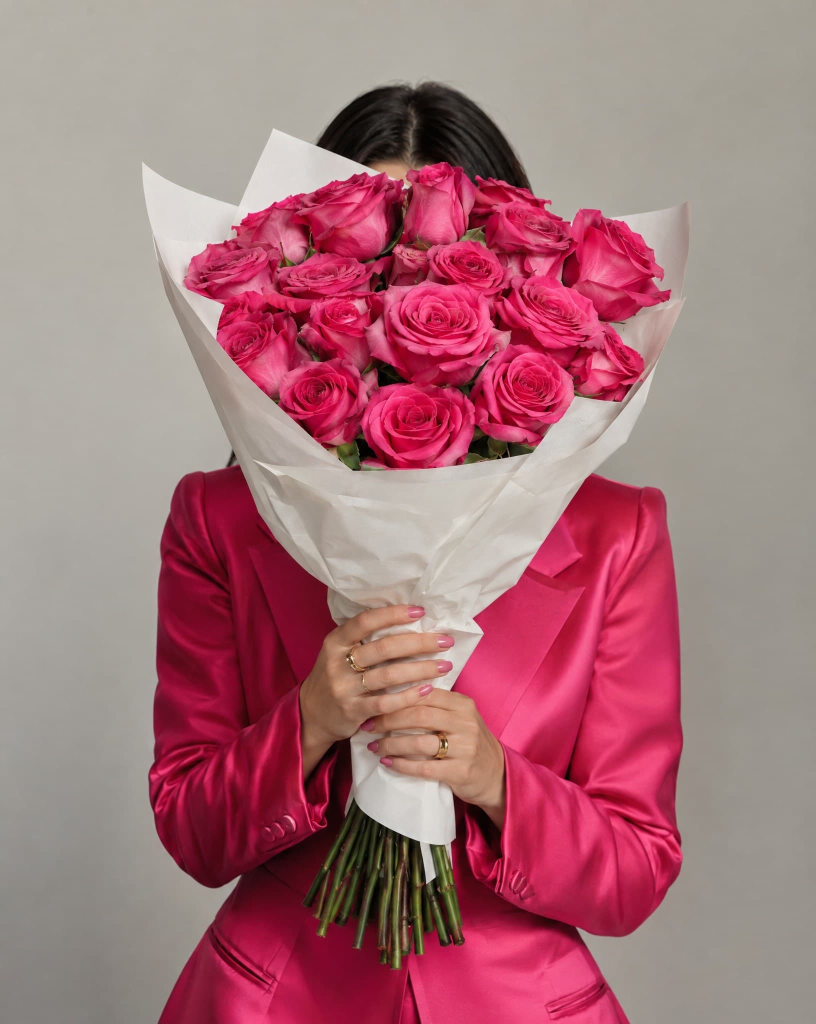 Ella sostiene las rosas frente a su cara